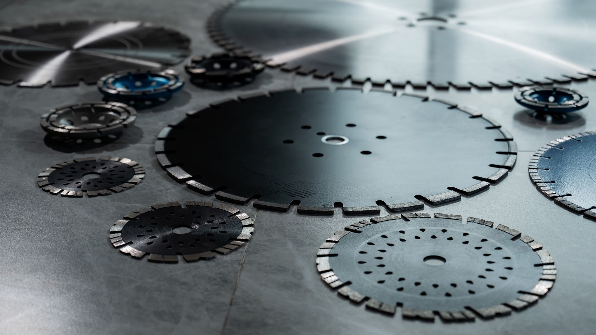 Diamond disks and bowls of different sizes and shapes lie on the table.